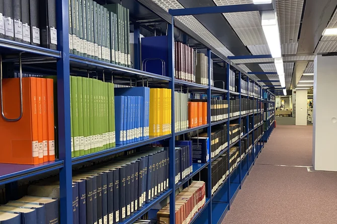 Bücherregal in der Medizinbibliothek