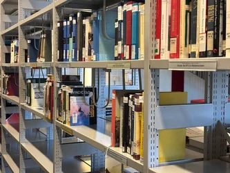 Semesterapparate Im Regal stehen mehrere Semesterapparate