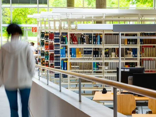 Unscharfe Person im Lesesaal der Zentralbibliothek