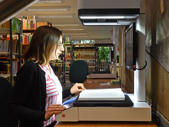 Studierende am Buchscanner