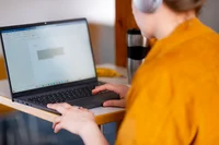 Blick auf den Laptopbildschirm einer Person