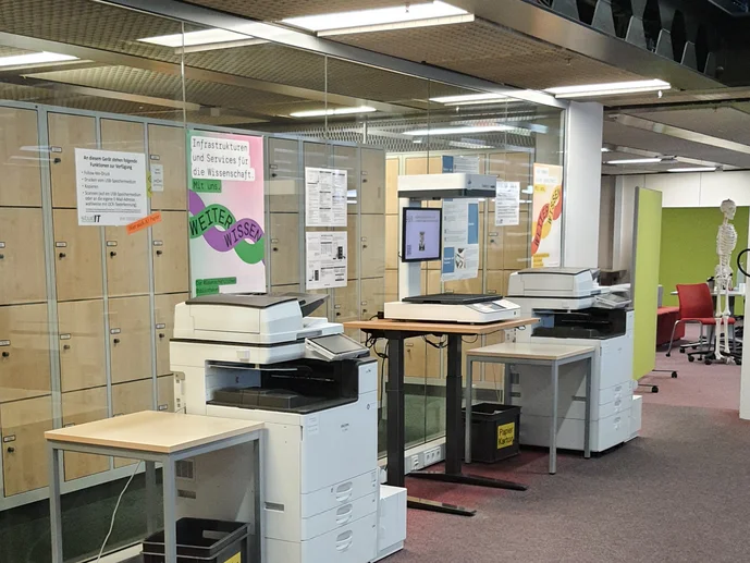 Drucker und Buchscanner der Medizinbibliothek