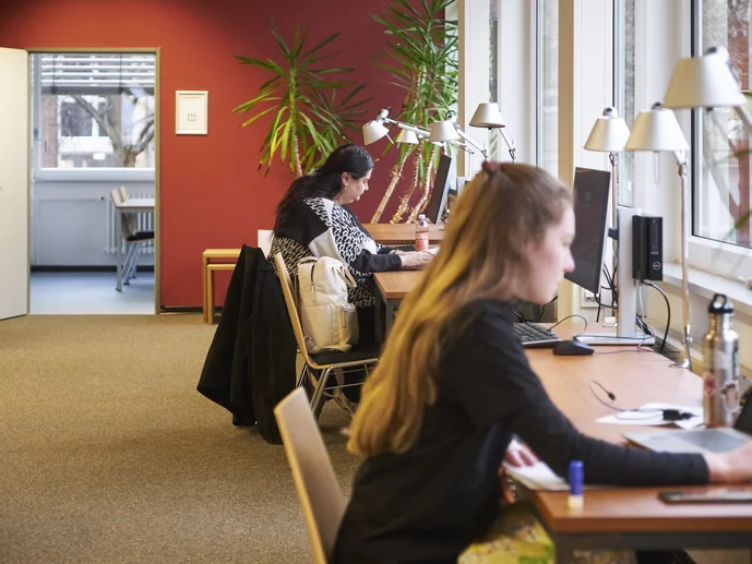 Studierende in der Bibliothek Waldweg