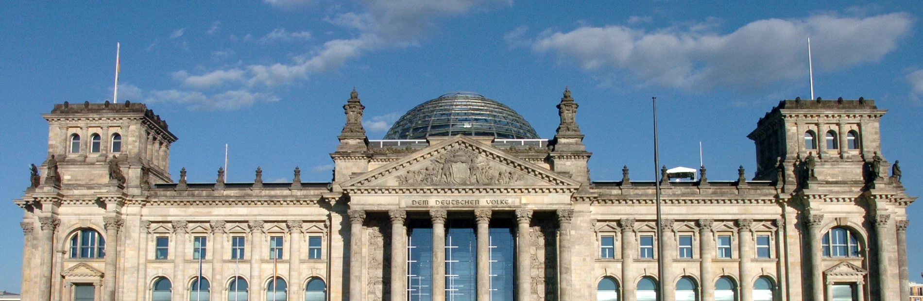 Der belebte Platz der Republik vor dem Reichstagsgebäude