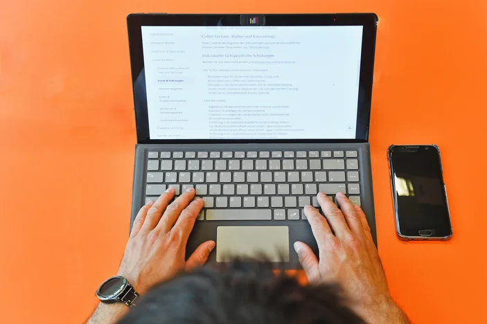 Blick von oben auf einen offenen Laptop