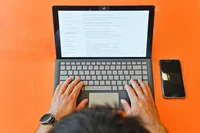 Blick von oben auf einen offenen Laptop