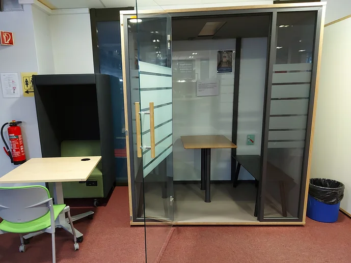 Geöffnete Schallisolierte Arbeitskabine