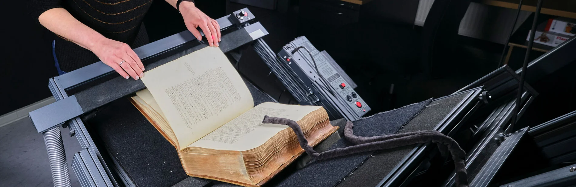 Digitalisierung eines Buches auf einem Buchscanner