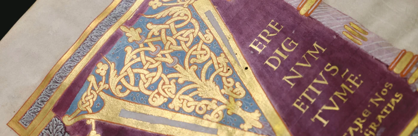 Seite einer mittelalterlichen Handschrift mit rotem Hintergrund und goldener, verzierter V-Initiale