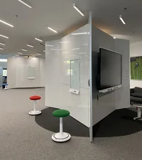 Drehsaeule und zwei bunte Hocker im Digital Creative Space