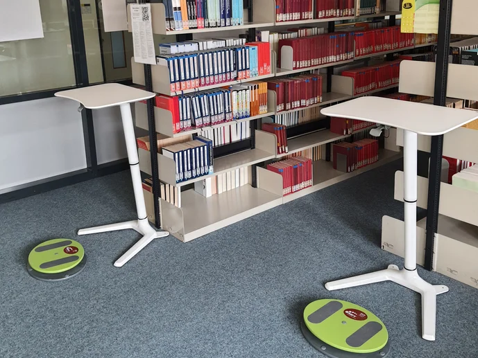 Stehtische und Balance-Boards in der Physikbibliothek
