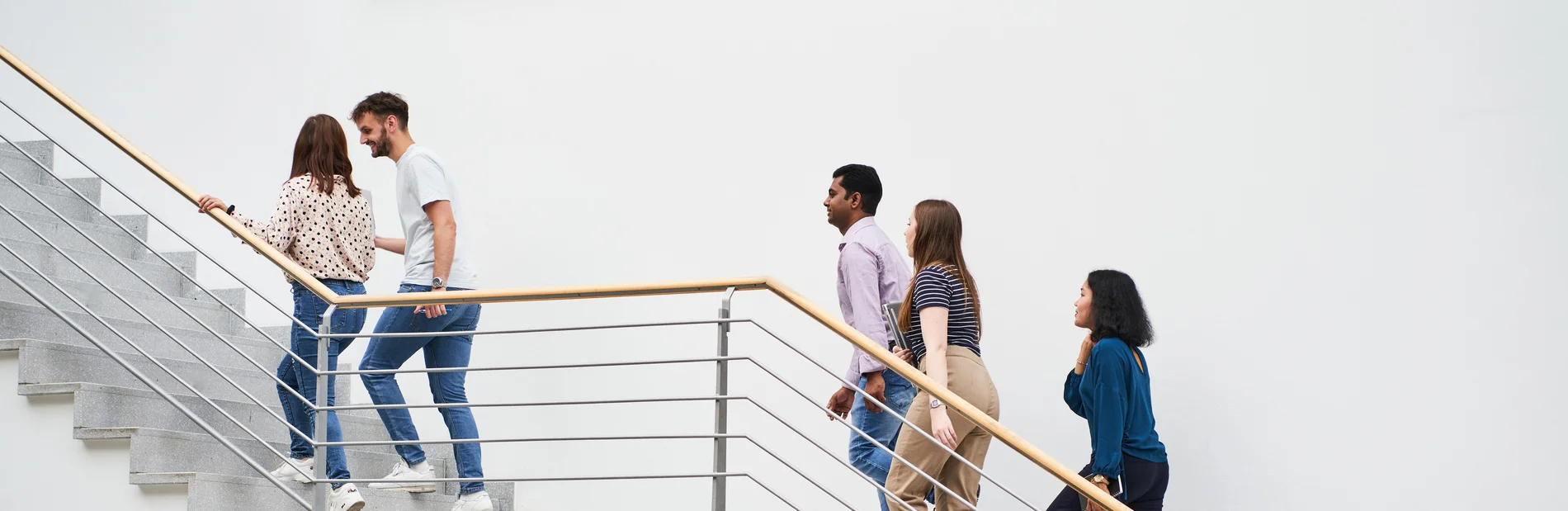 Personen gehen die Treppe im Foyer der Zentralbibliothek hoch