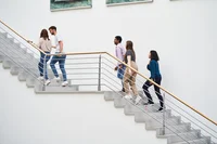 Personen gehen die Treppe im Foyer der Zentralbibliothek hoch