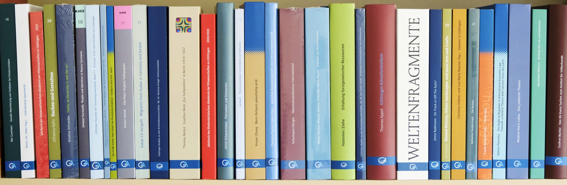 Dekorative Grafik mit mehreren Buchrücken des Universitätsverlages Göttingen