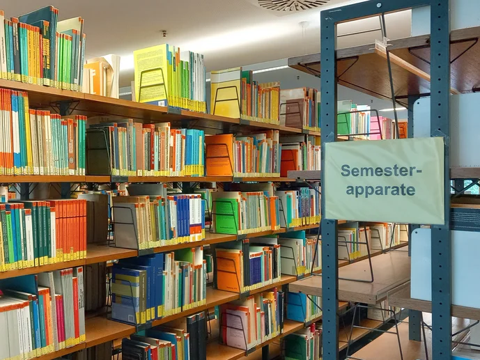 Bücherregal mit Schild Semesterapparat