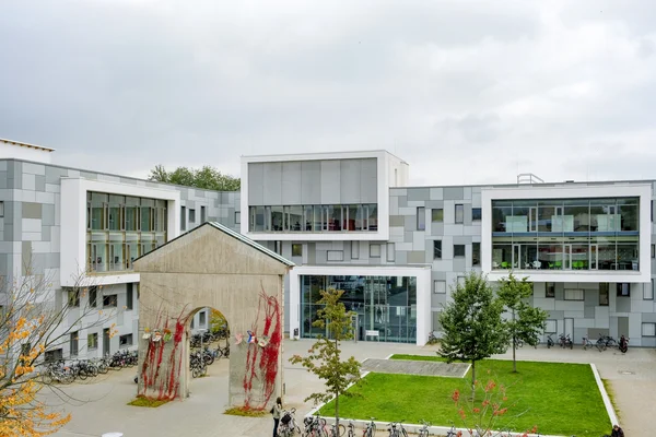 Blick auf das Lern- und Studiengebäude