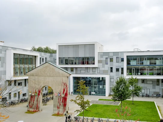 Blick auf das Lern- und Studiengebäude